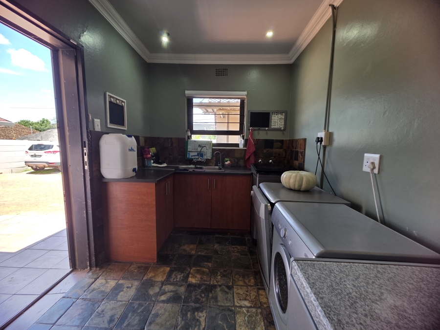 To Let 6 Bedroom Property for Rent in Riebeeckstad Free State